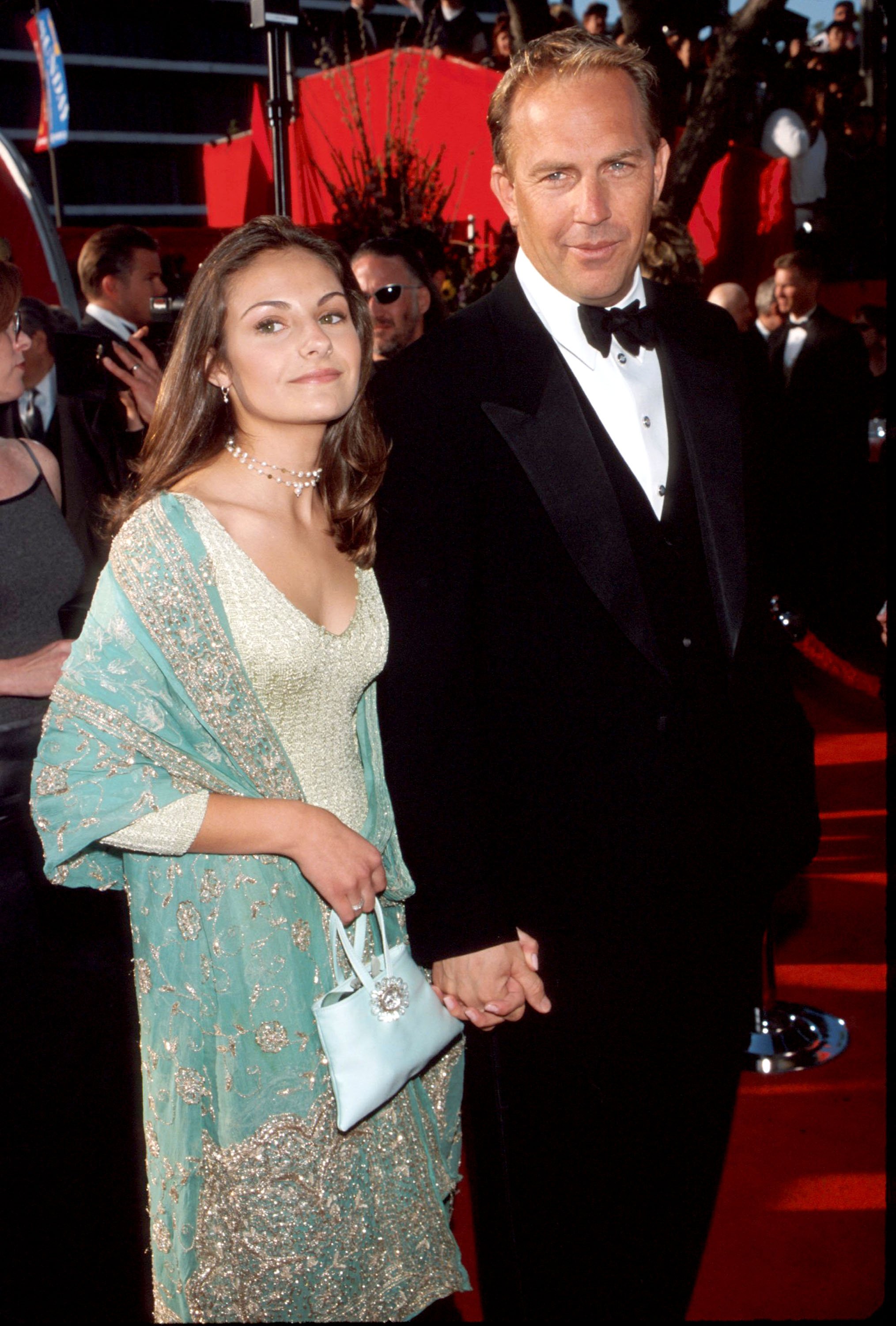 Annie and Kevin Costner at the 71st Annual Academy Awards in Los Angeles, California on March 21, 1999. |  Source: Getty Images