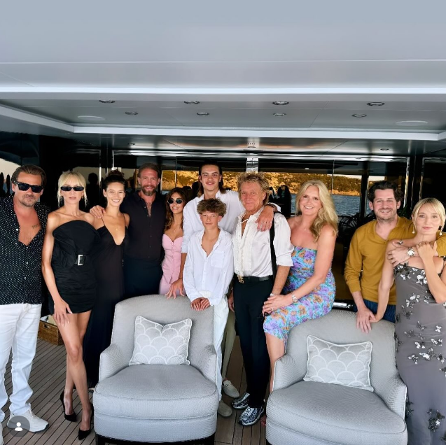 Kimberly Stewart poses on a boat in Italy with her father Rod Stewart, his wife Penny Lancaster, and family members on July 17, 2024. | Source: Instagram/thekimberlystewart