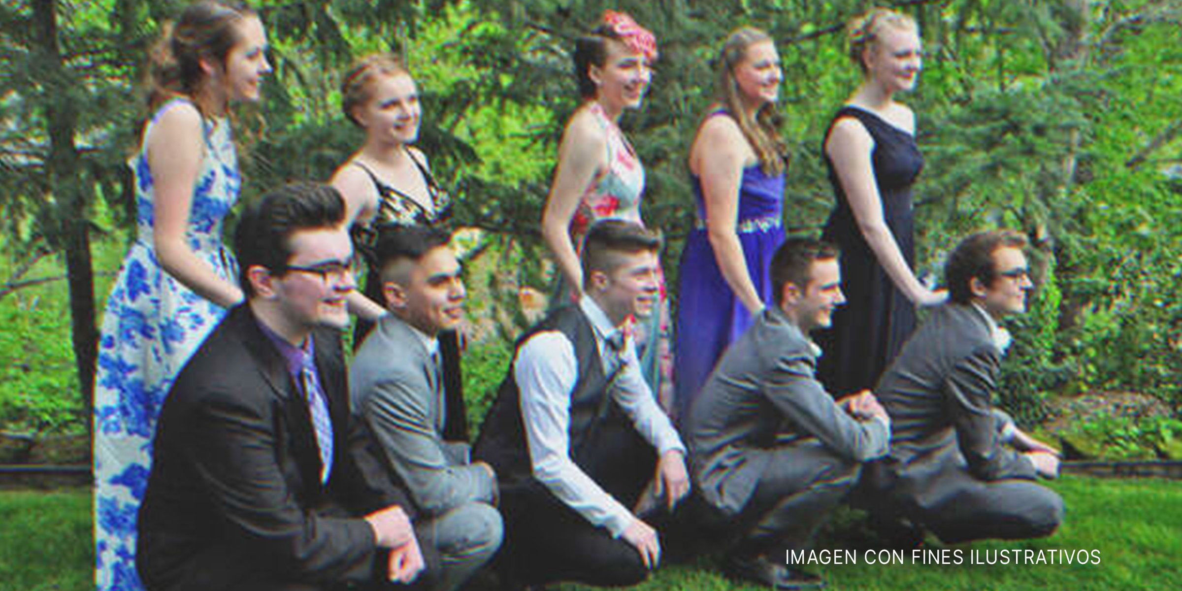 Adolescentes posando para una foto antes del baile de graduación | Foto: flickr.com/Seaners4real (CC BY-SA 2.0)