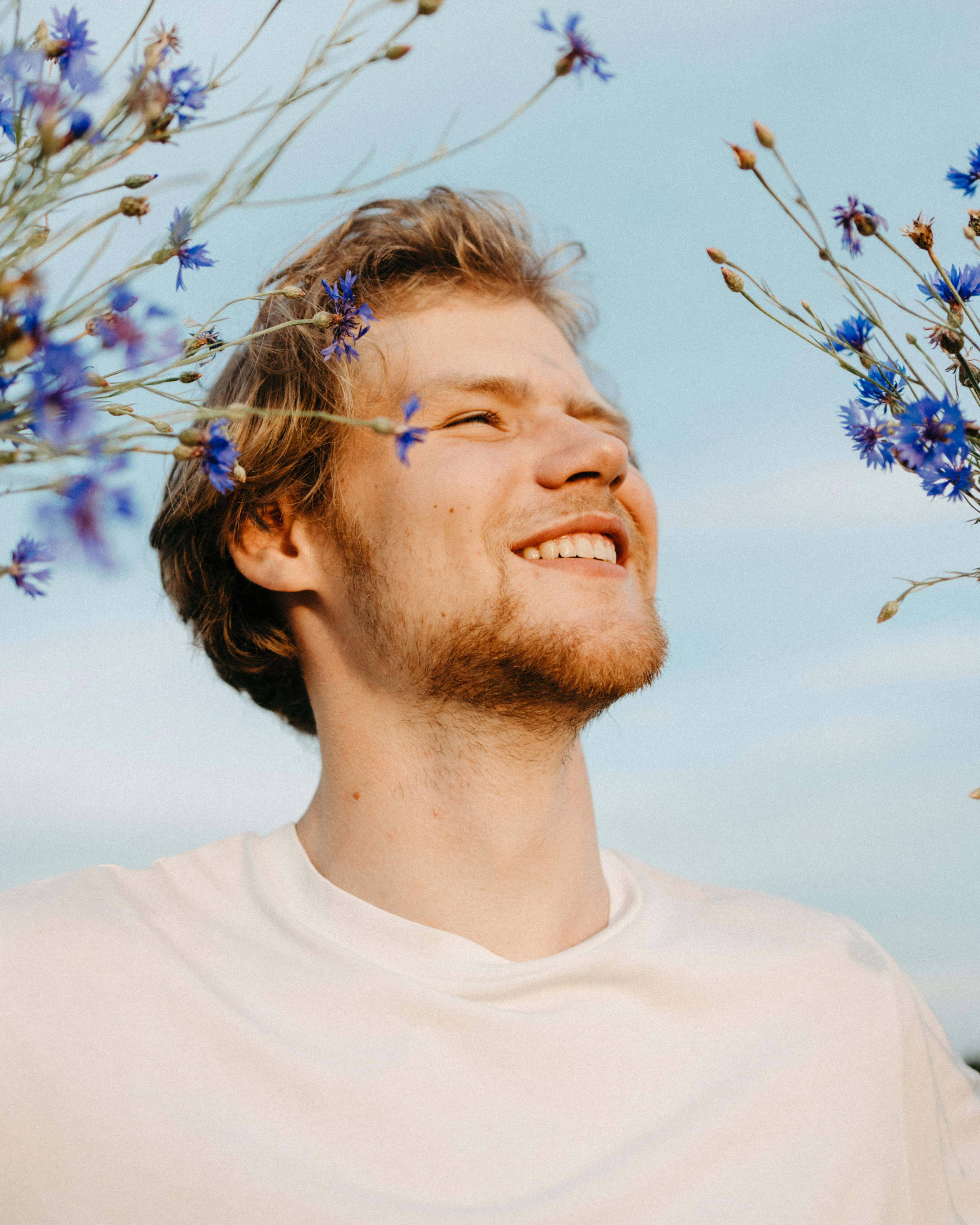 A happy man smiling | Source: Pexels