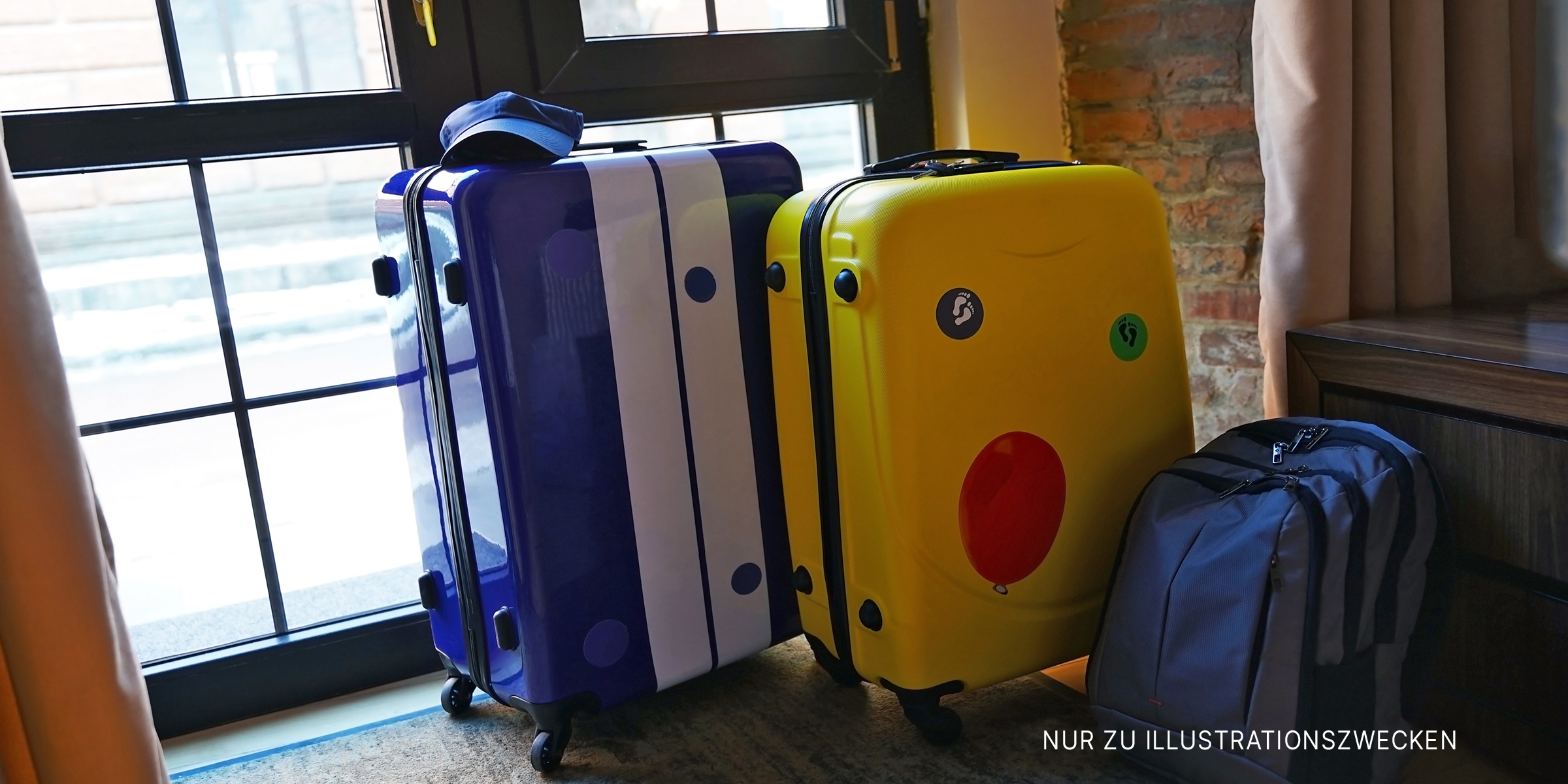 Drei Koffer in der Nähe eines Hauseingangs | Quelle: Shutterstock