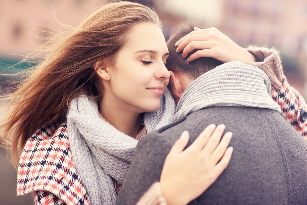 Una mujer consolando a su novio. | Fuente: Shutterstock Una mujer consolando a su novio. | Fuente: Shutterstock