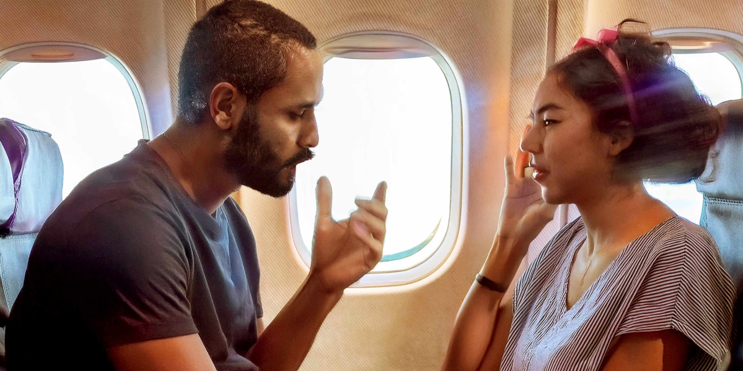 A man and a woman arguing in an airplane | Source: Amomama