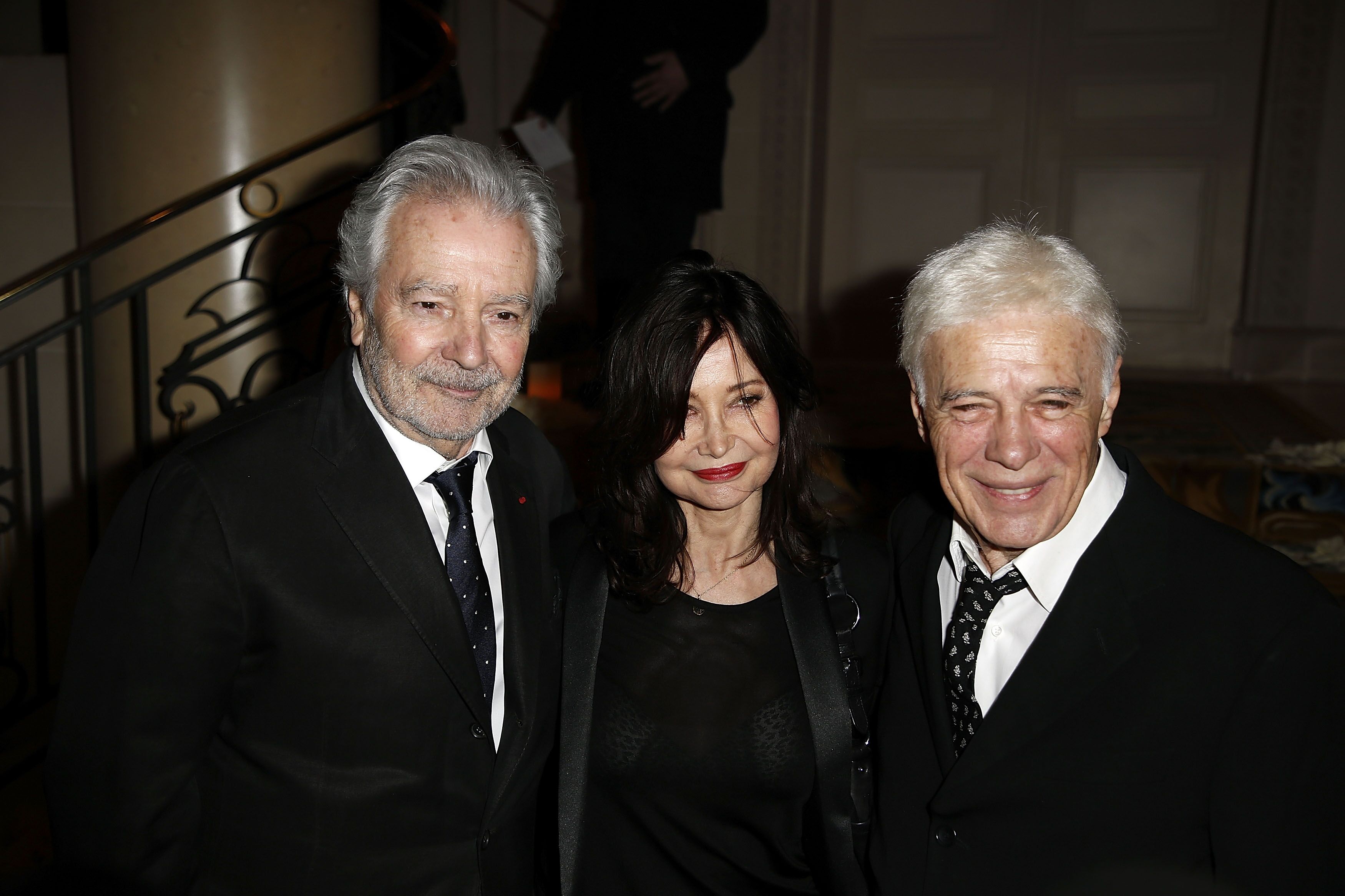 Pierre Arditi, Evelyne Bouix et Guy Bedos assistent au Gala de charité "La Recherche en Physiologie" à Paris, France. | Photo : Getty Images