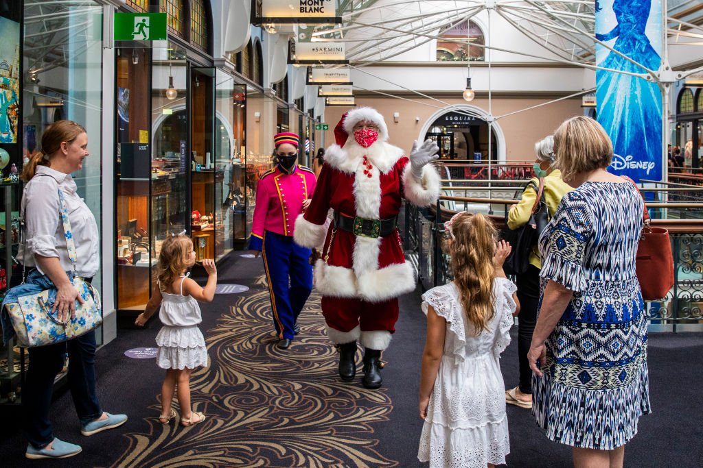 A man dressed as Santa Claus waves to people in The Queen Victoria Building on December 21, 2020 | Photo: Getty Images