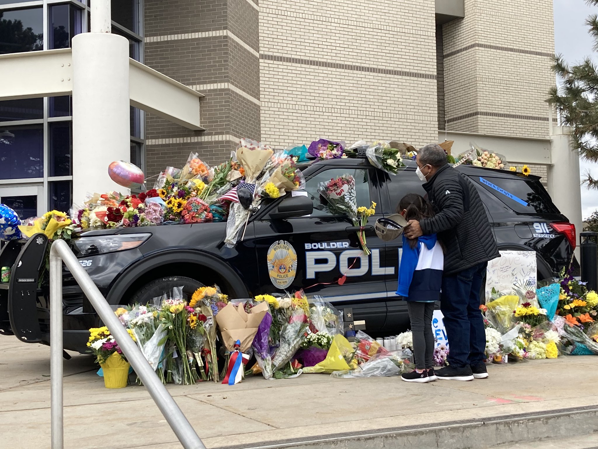 People paying their respects for the police officer who died during the mass shooting on March 22 | Source: Twitter/@boulderpolice 