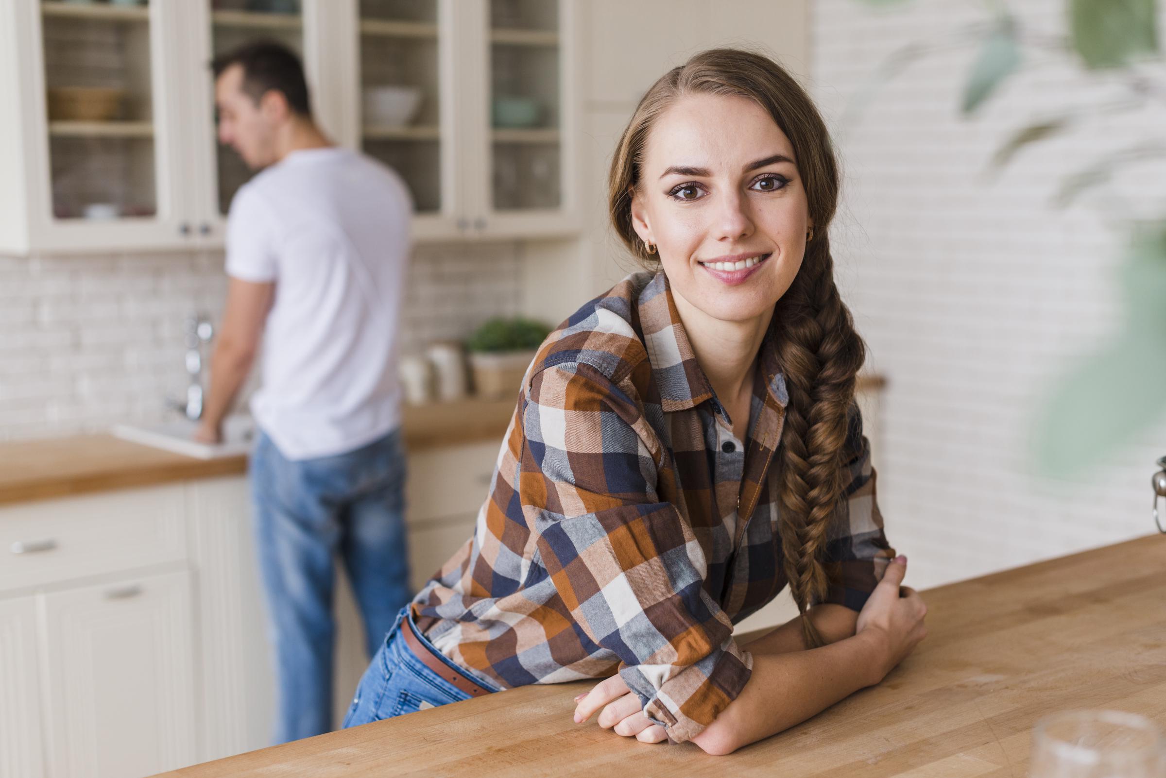 Smiling woman leaning on the table | Source: Freepik