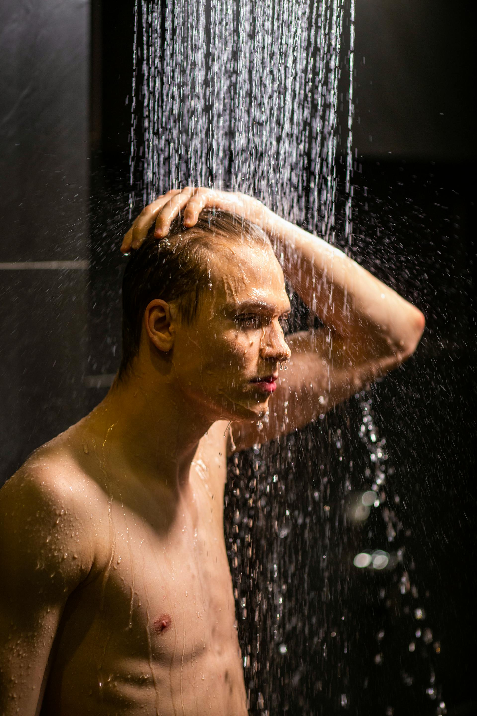 A man taking a shower | Source: Pexels