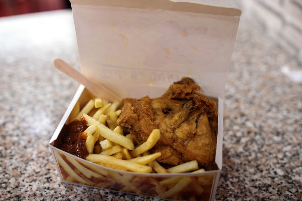 Una caja con pollo y papas fritas. | Foto: Getty Images