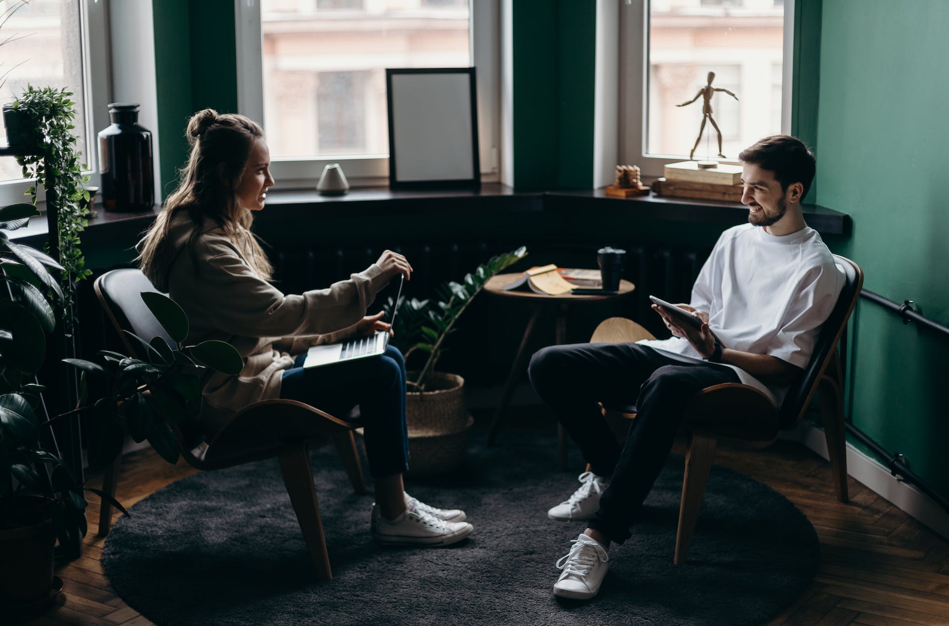 Man and woman working together in the office | Source: Pexels