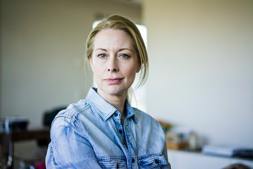 Portrait d'une femme blonde portant une chemise en jean. | Photo : Getty Images