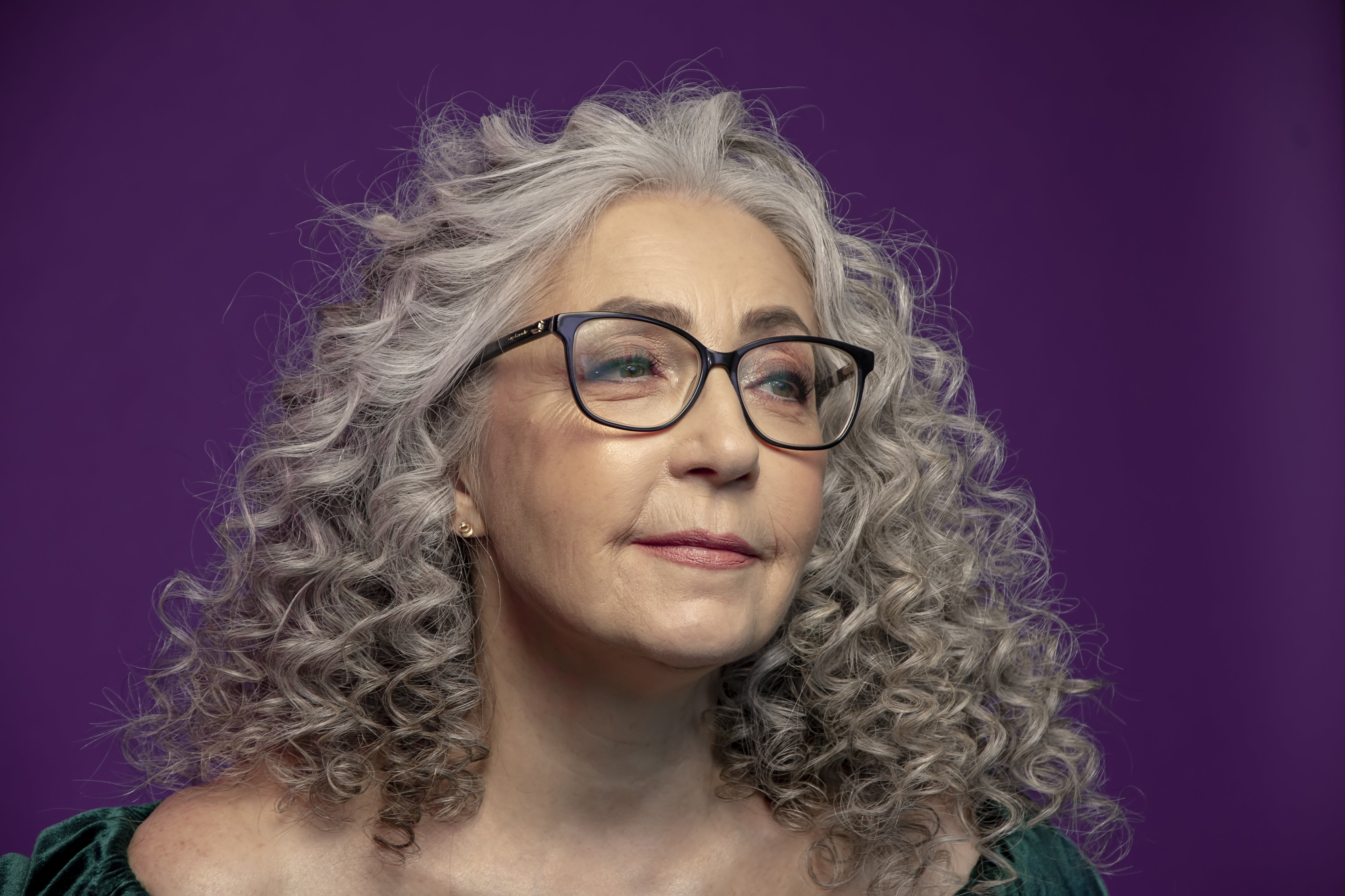 Mujer con hermosa cabellera gris. | Foto: Shutterstock