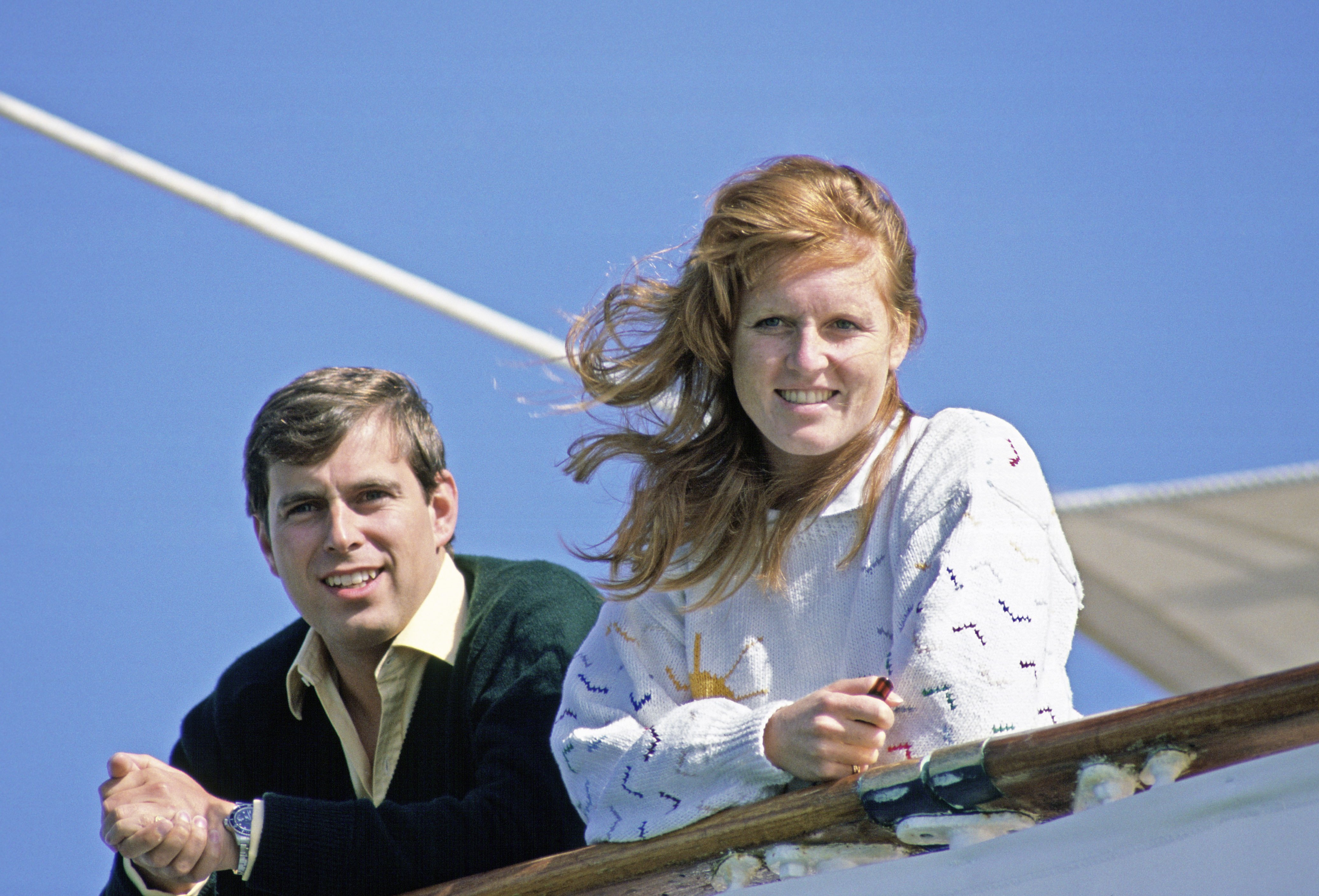 Príncipe Andrew y Sarah Ferguson en el yate Britannia, 1986. | Foto: Getty Images