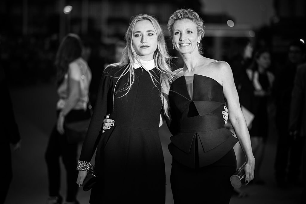 Alexandra Lamy et sa fille Chloe Jouannet arrivent à la première de "Hundred Foot Journey" lors du 40e Festival du film américain de Deauville le 6 septembre 2014. | Photo : Getty Images