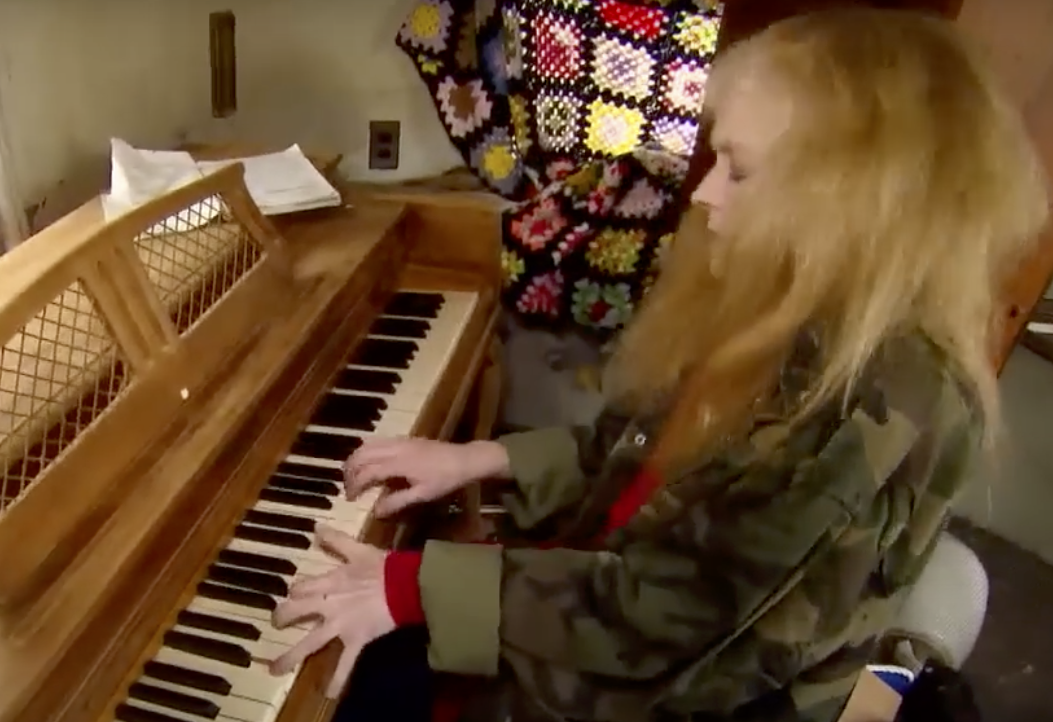 A screenshot of Susan Richardson playing the piano from a YouTube video dated February 17, 2017. | Source: YouTube/Inside Edition