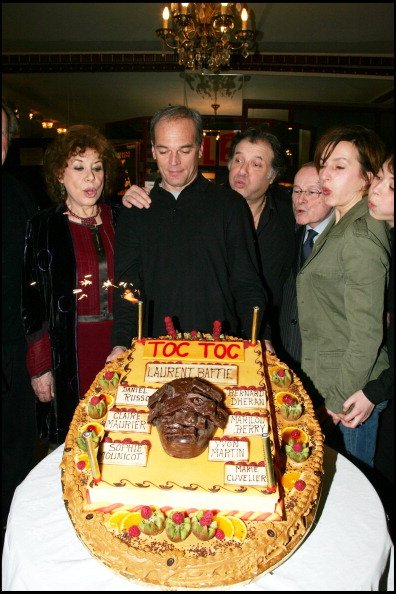 Daniel Russo, Claire Maurier, Yvon Martin et Sophie Mounicot chez Laurant Baffie et son groupe de théâtre célébrant la 100e représentation de la pièce «Knock, Knock» au Théâtre du Palais Royal. | Photo : Getty Images