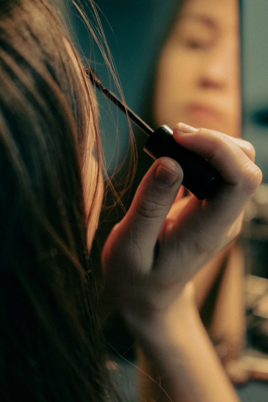 A woman applying her mascara | Source: Pexels