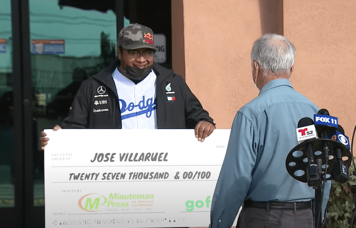 A former teacher who lives in his car is given a check on his birthday |  Photo: Youtube / FOX 11 Los Angeles