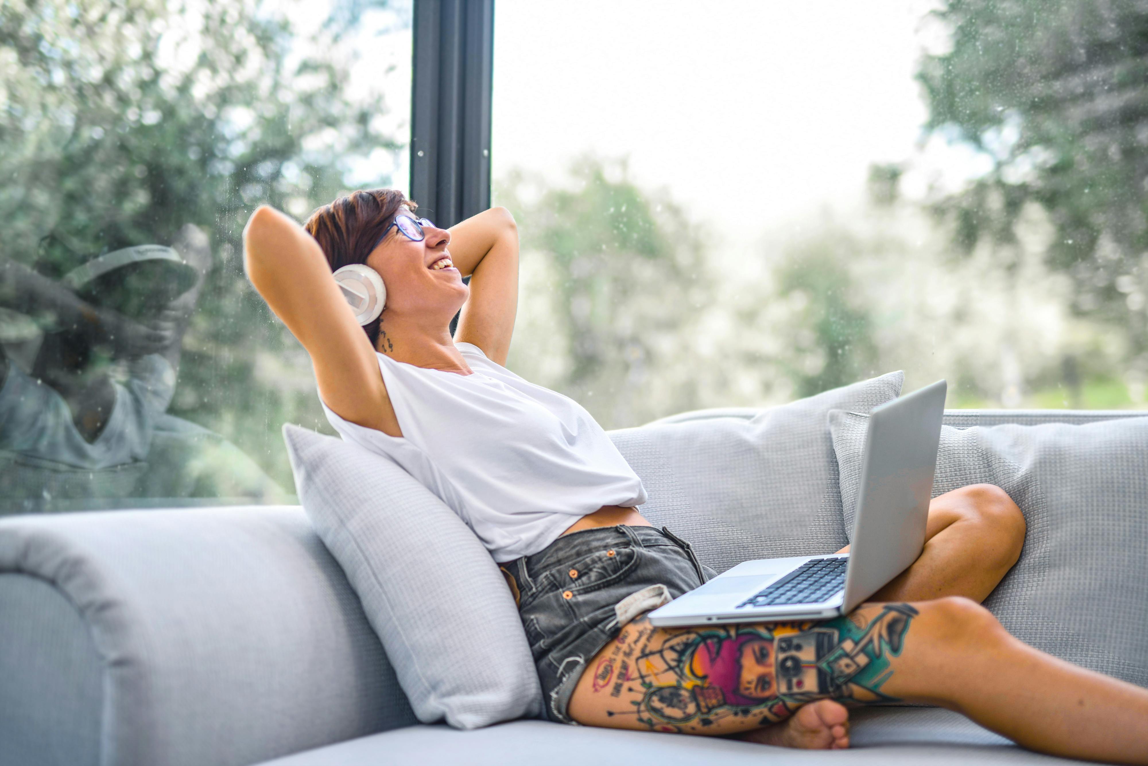 Relaxed woman indoors | Source: Pexels