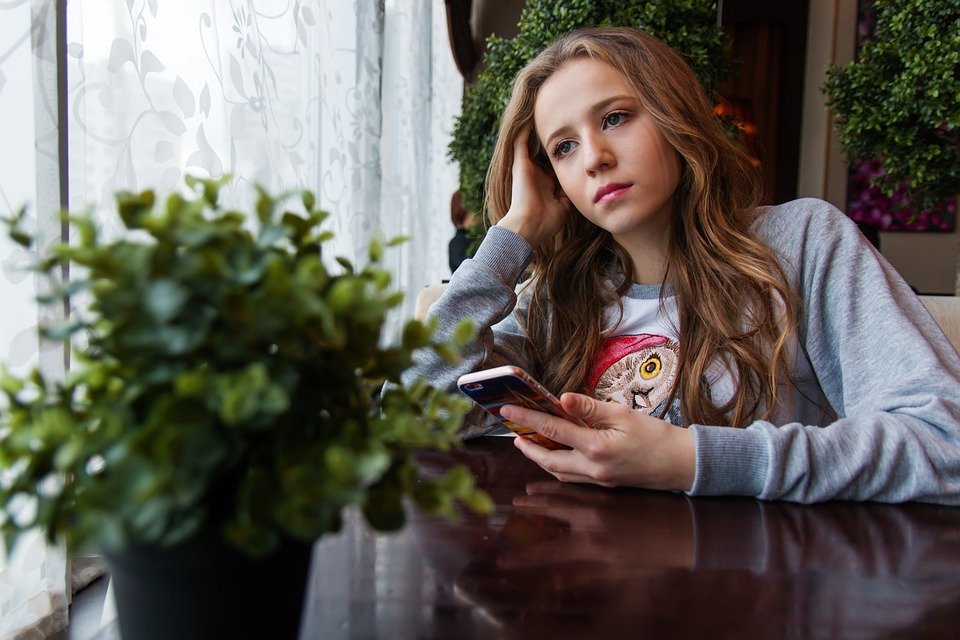 A sad teenage girl looking into the distance. | Photo: Pixabay