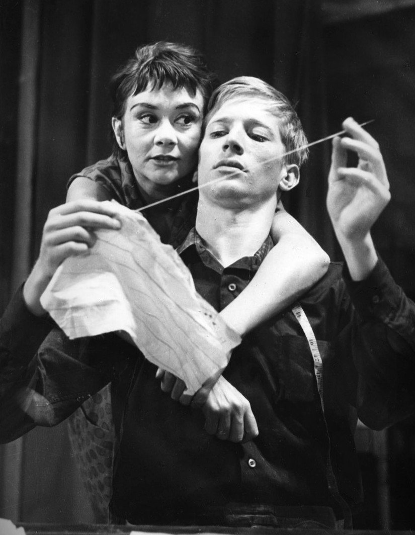 Joan Plowright as Jo and Andrew Ray as Geoff from the 1960 Broadway production of "A Taste of Honey." | Source: Wikimedia Commons 