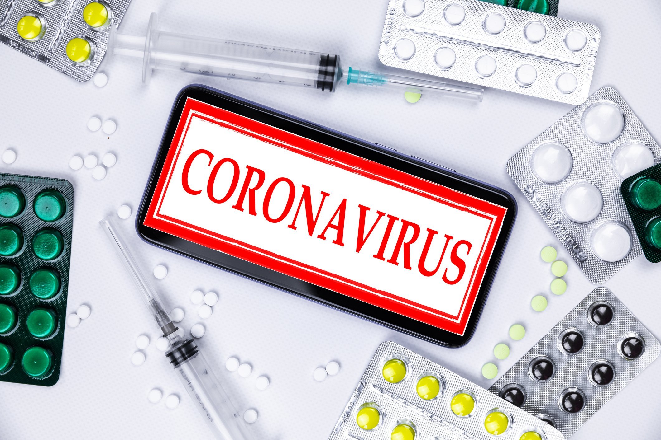 Smartphone avec logo avec pilules et vaccin. Nouveau coronavirus 2019-nCoV | Source : Getty Images Smartphone avec logo avec pilules et vaccin. Nouveau coronavirus 2019-nCoV | Source : Getty Images