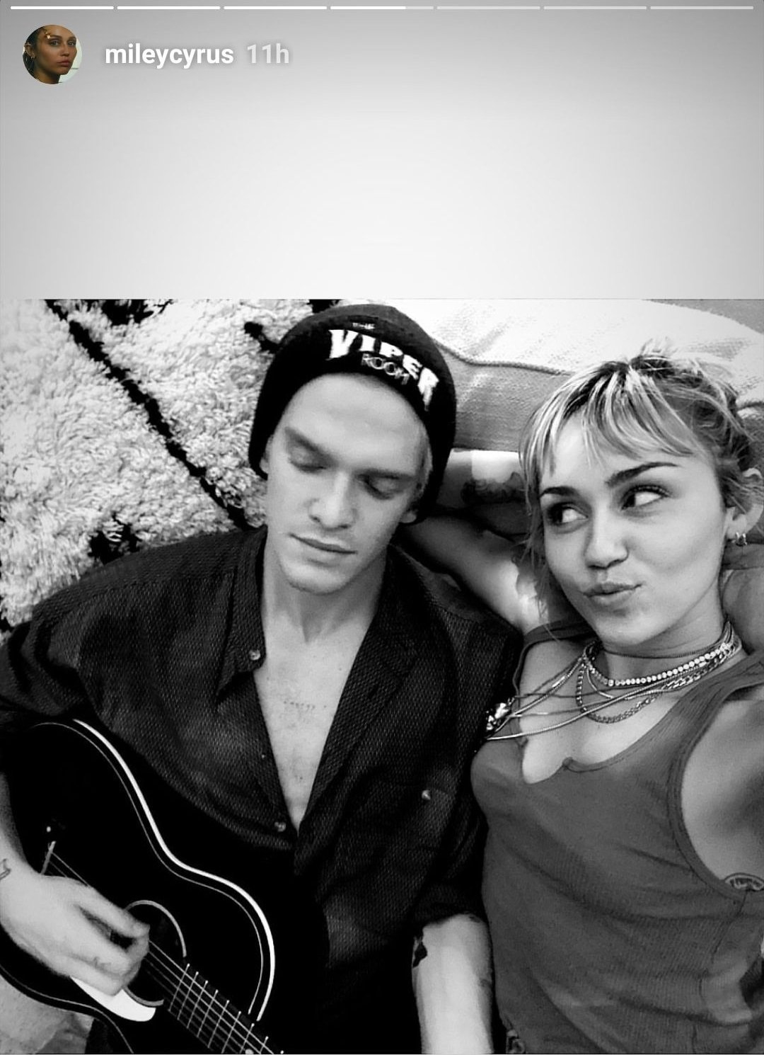 Miley Cyrus and Cody Simpson hanging out on a cozy couch in what appears to be her family’s home. | Photo: Instagram/mileycyrus