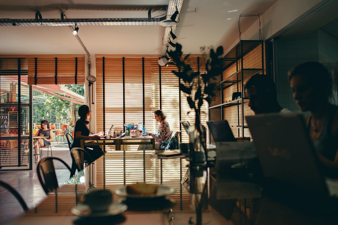 Brittany watched them from outside the coffee shop. | Source: Pexels