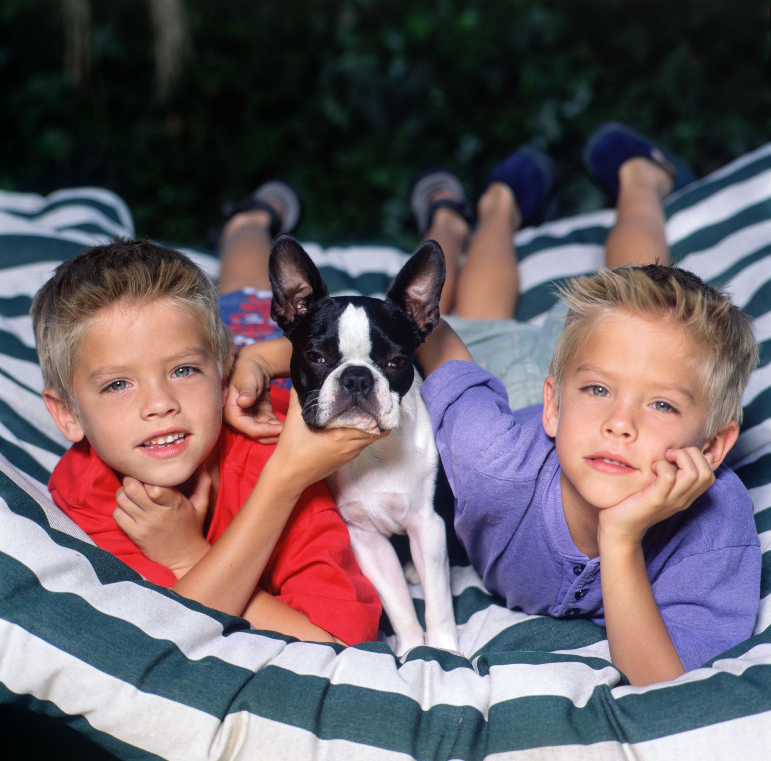 Cole and Dylan Sprouse posing for a portrait, circa 2000. | Source: Getty Images