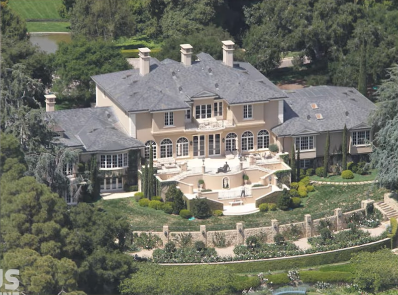 Eine Außenansicht von Oprah Winfreys Mega-Villa in Montecito, Kalifornien | Quelle: YouTube@FamousEntertainment