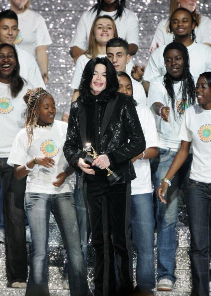 Michael Jackson performs on stage during the 2006 World Music Awards at Earls Court on November 15, 2006, in London.| Source: Getty Images.