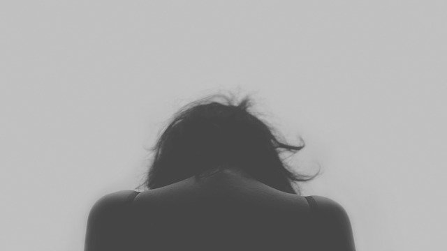 Mujer triste de espaldas. Fuente: Pixabay Mujer triste de espaldas. Fuente: Pixabay