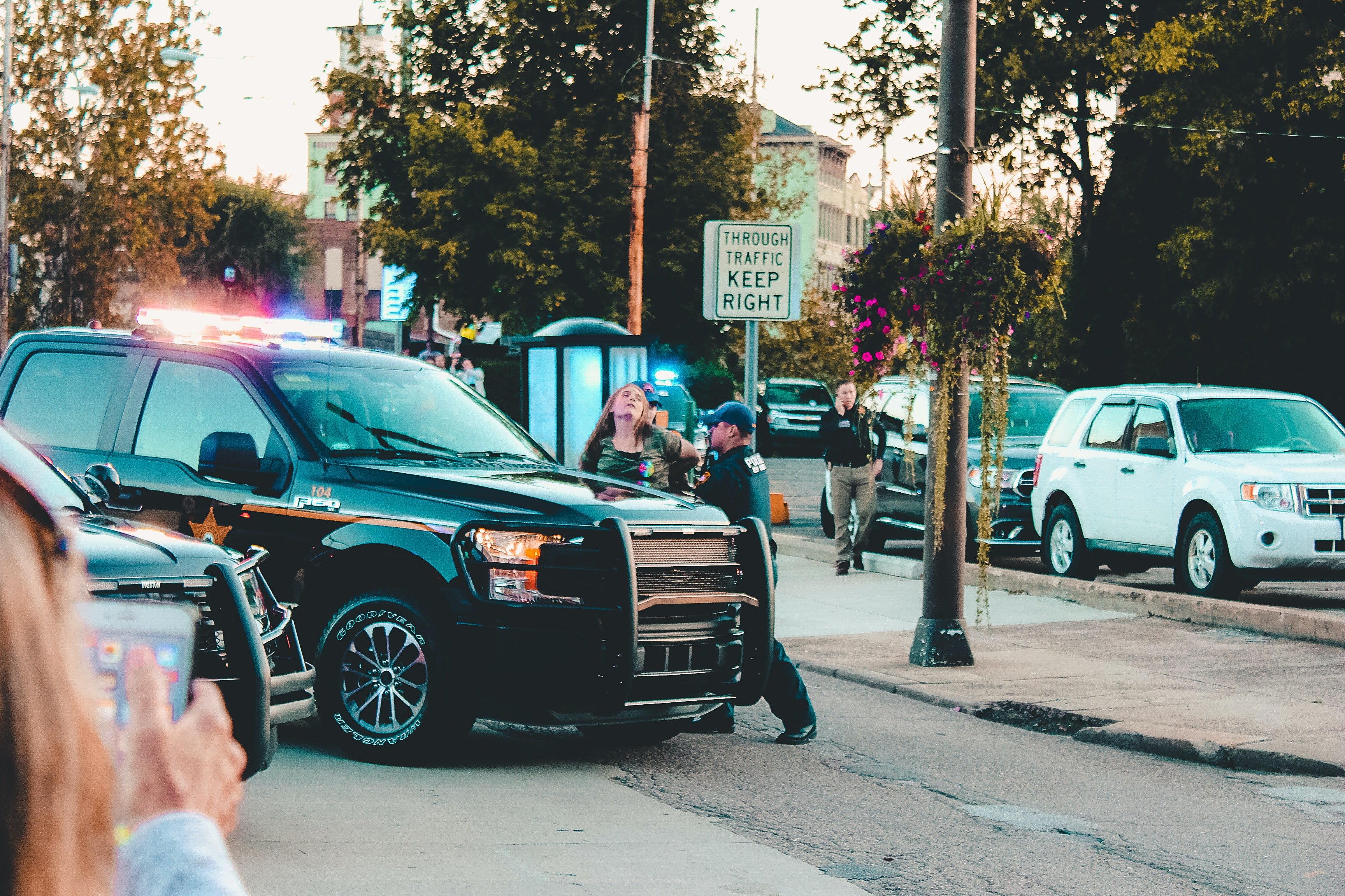 Oficial de policía arrestando a una mujer. | Foto: Pexels