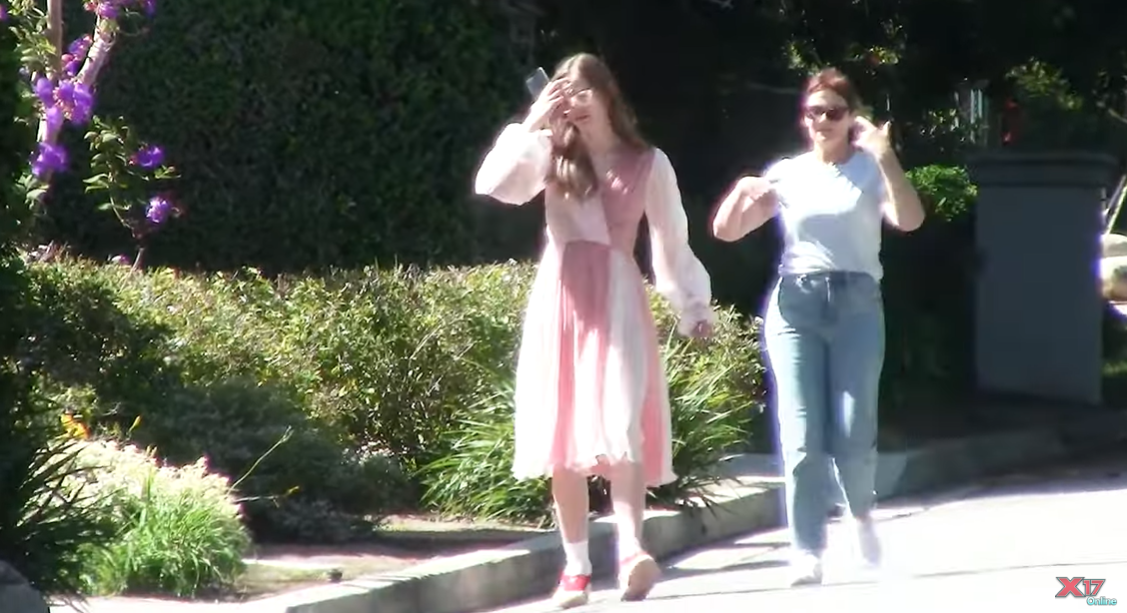 Violet Affleck se toca la frente mientras habla con un acompañante, publicado el 12 de agosto de 2024 | Fuente: YouTube/x17online