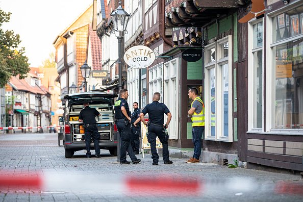 Beamte vor dem Juweliergeschäft, Celle, 2020 | Quelle: Getty Images