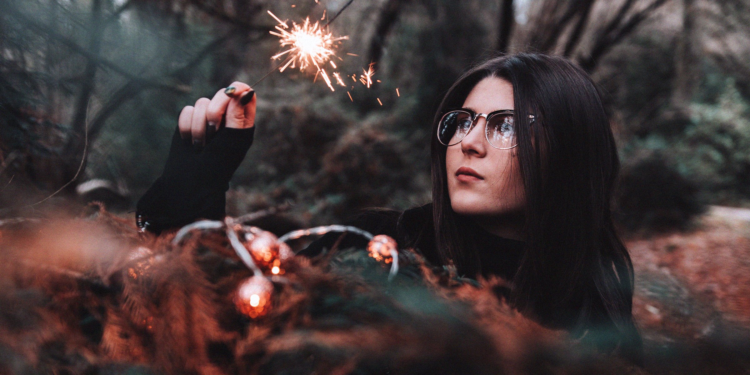 A woman holding sparklers | Source: Unsplash