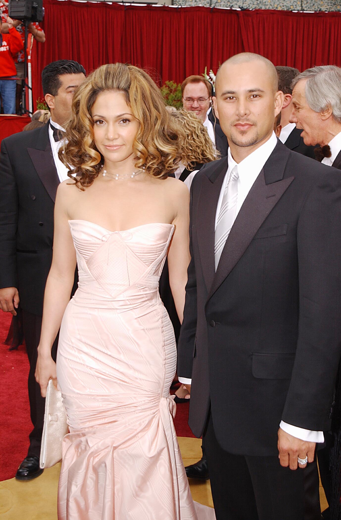 Jennifer Lopez and Cris Judd at the Kodak Theatre in Hollywood, California for the Annual Academy Awards in 2002 | Source: Getty Images