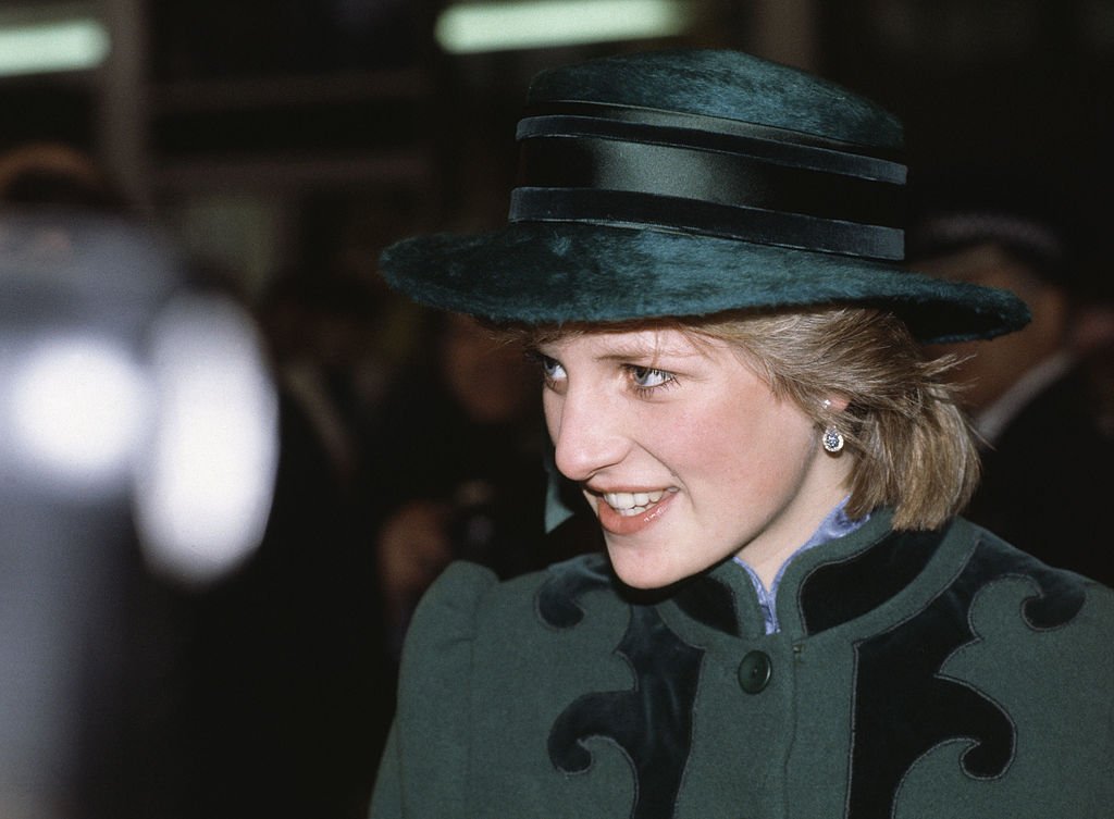  La princesa Diana con un gran sombrero verde oscuro. | Foto: Getty Images