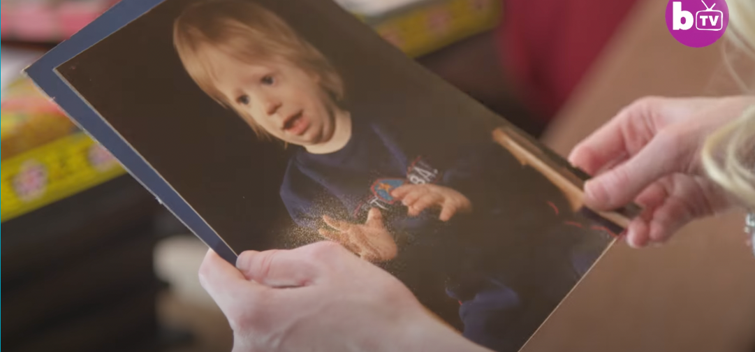 Ein Screenshot von Cynthia Murphy als Baby aus einem YouTube-Video, in dem sie über ihr Leben mit ihrer Krankheit spricht, veröffentlicht am 19. Dezember 2017 | Quelle: YouTube.com/truly