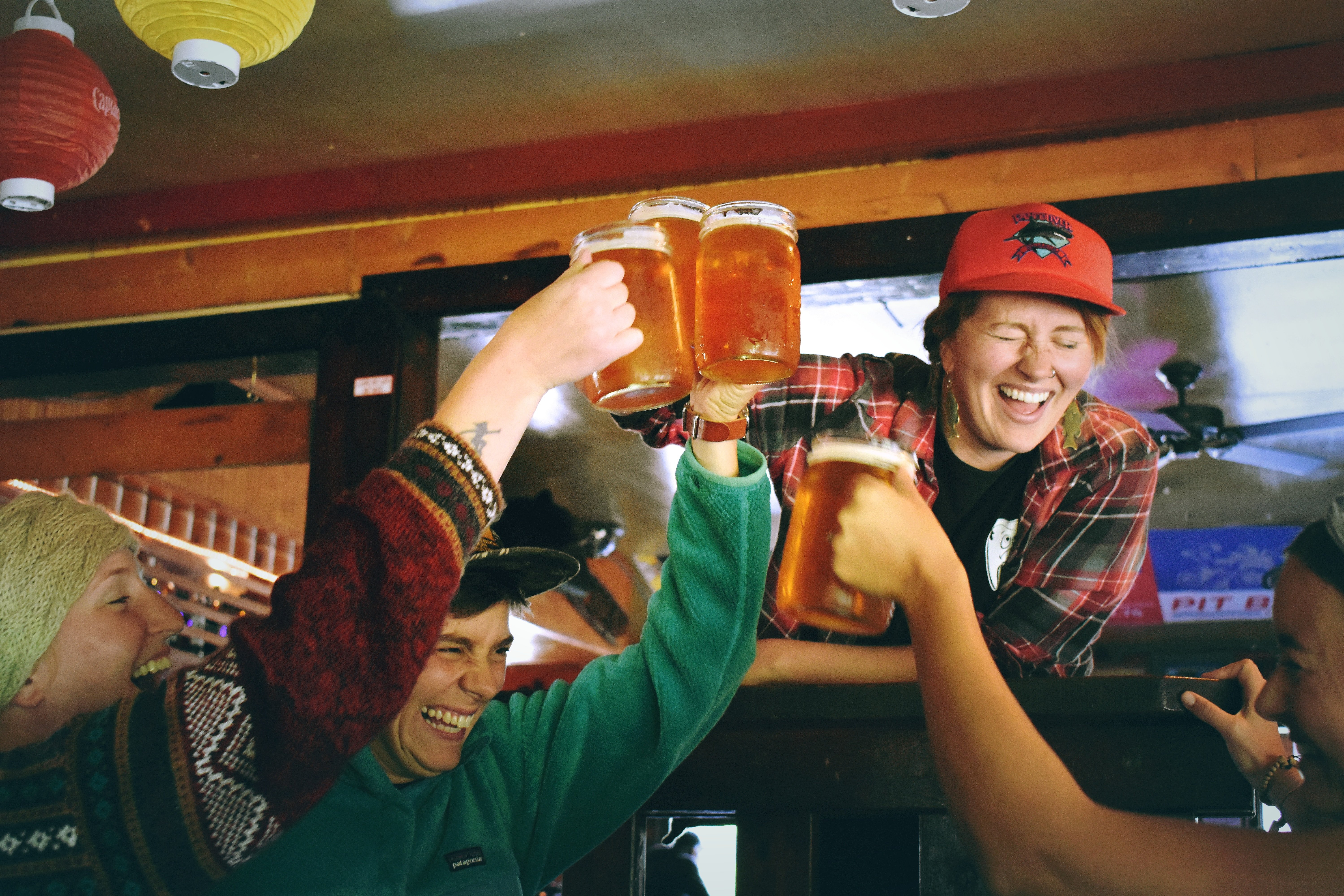 People having fun at a bar. | Source: Drew Farwell/Unsplash