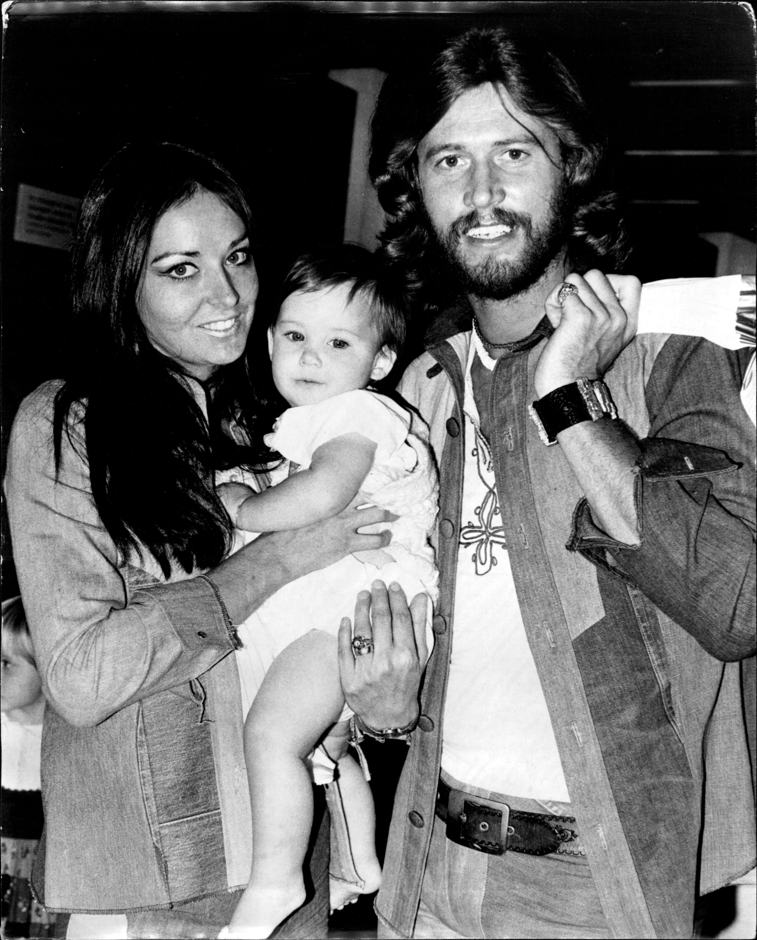 Linda Gray, Stephen, and Barry Gibb during the Bee Gees' 3-week tour in Australia, 1974 | Source: Getty Images