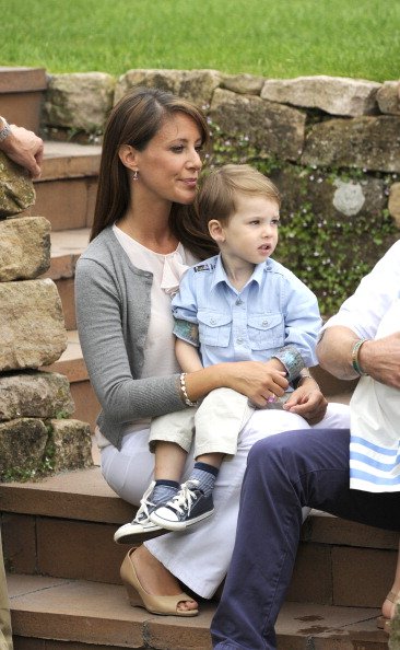 La princesse Marie de Danemark et son fils le prince Henrik Carl Joachim Alain au château de Grasten le 1er août 2011 à Grasten, au Danemark. | Photo : Getty Images