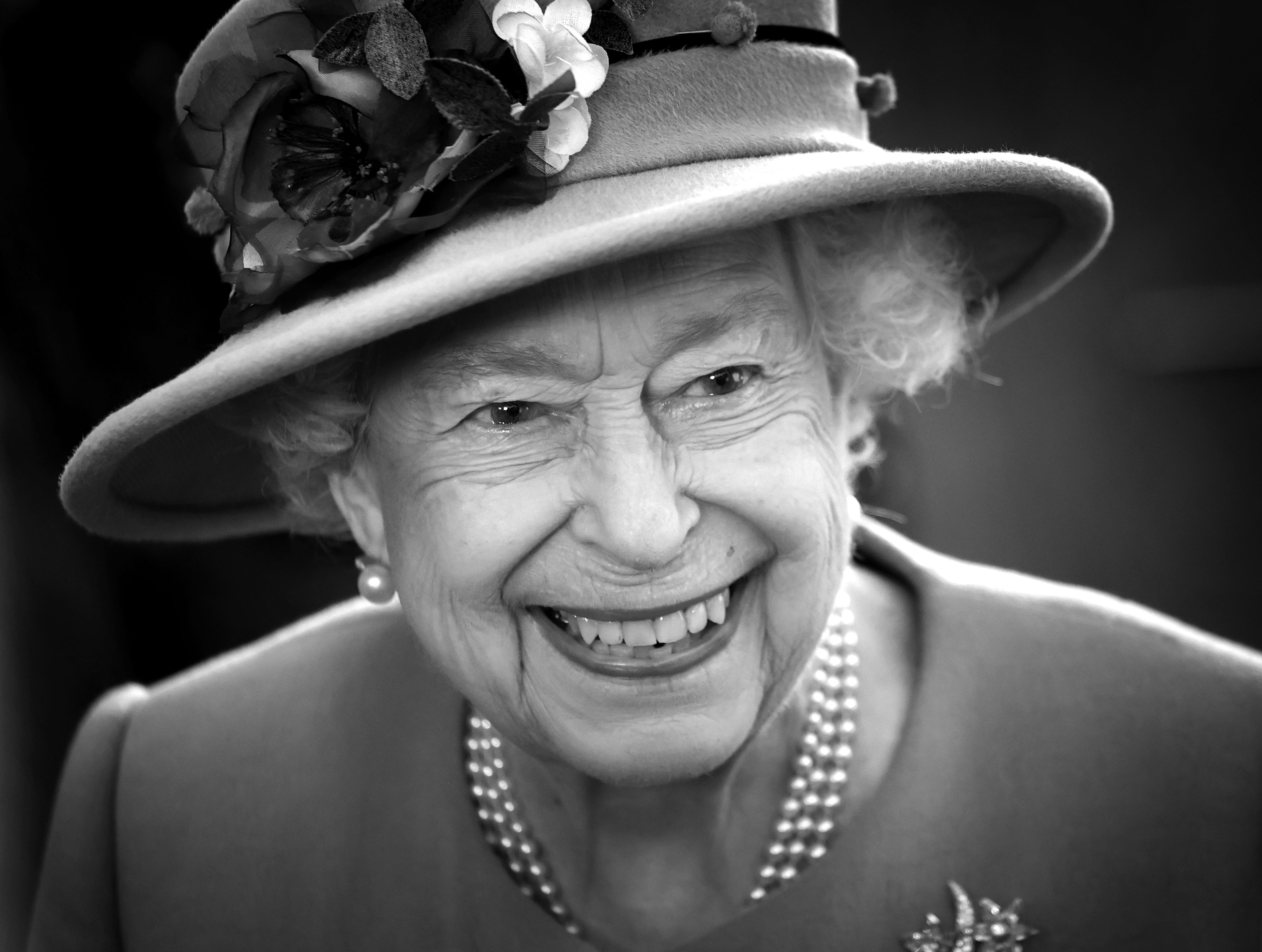 Königin Elizabeth II. nimmt an der Eröffnungsfeier der sechsten Sitzung des Senedd im The Senedd am 14. Oktober 2021 in Cardiff, Wales | Quelle: Getty Images