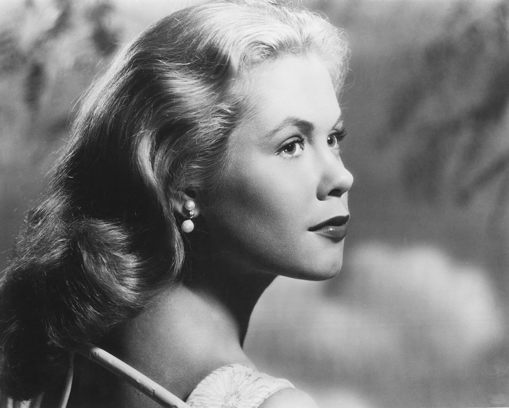 Elizabeth Montgomery in profile, looking toward the right of the image, in a studio portrait, against a light background, in 1960 | Photo: Getty Images