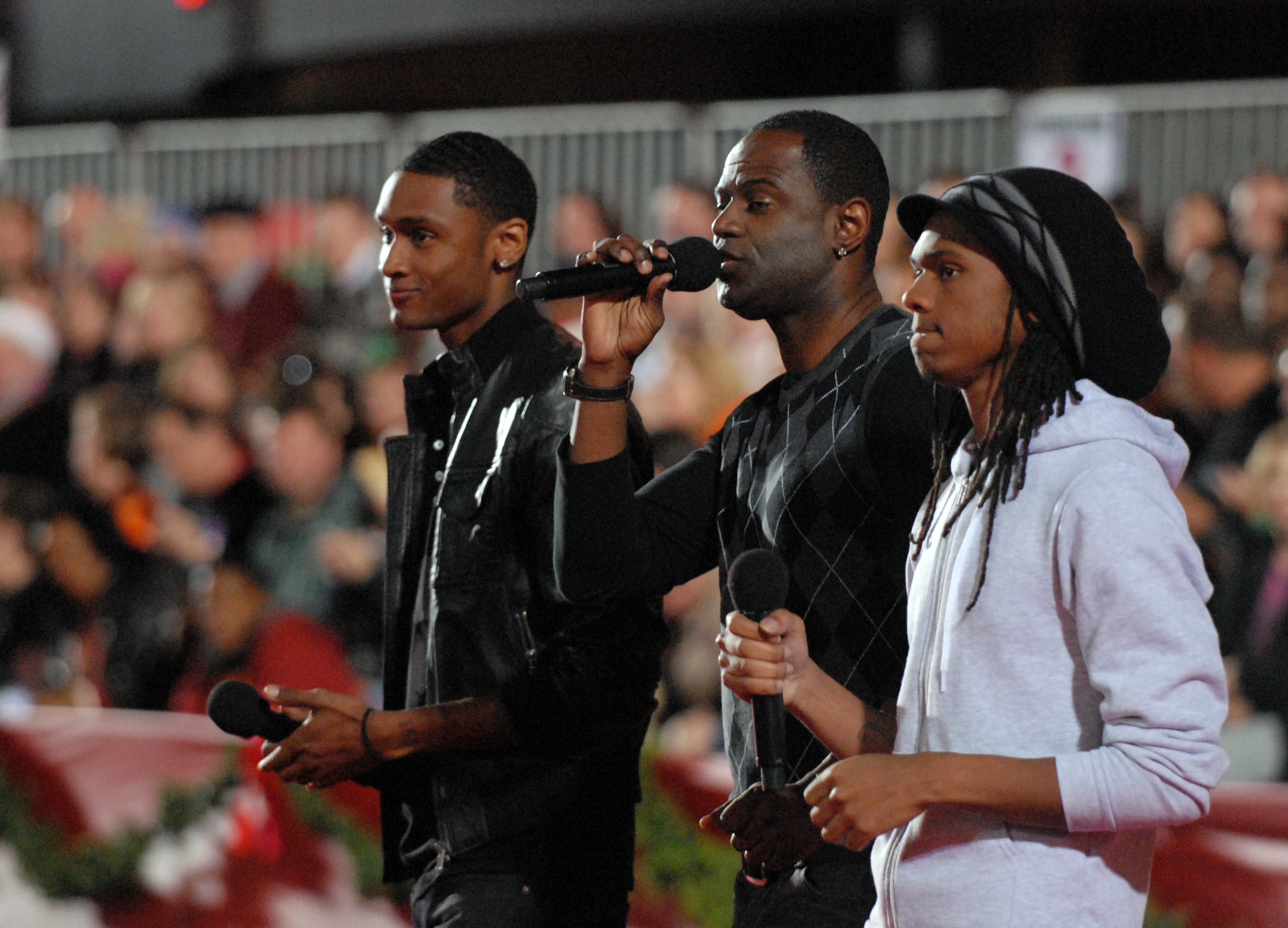 Brian McKnight, Brian Jr., and Nikko perform at the start of the Hollywood Christmas Parade on December 10, 2009, in Hollywood, California | Source: Getty Images