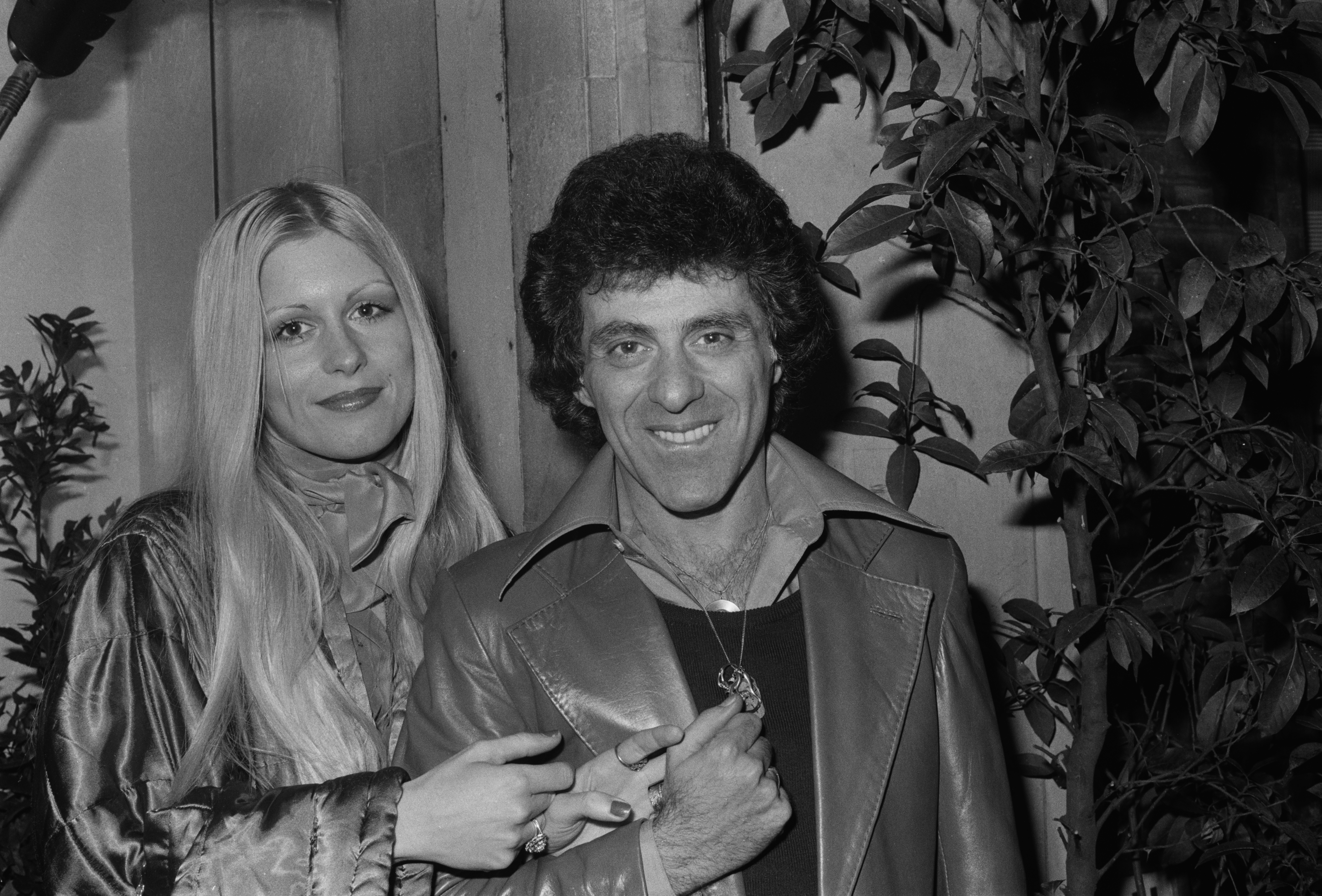 Frankie Valli with his second wife, MaryAnn Hannigan, in London, in April 1976 | Source: Getty Images