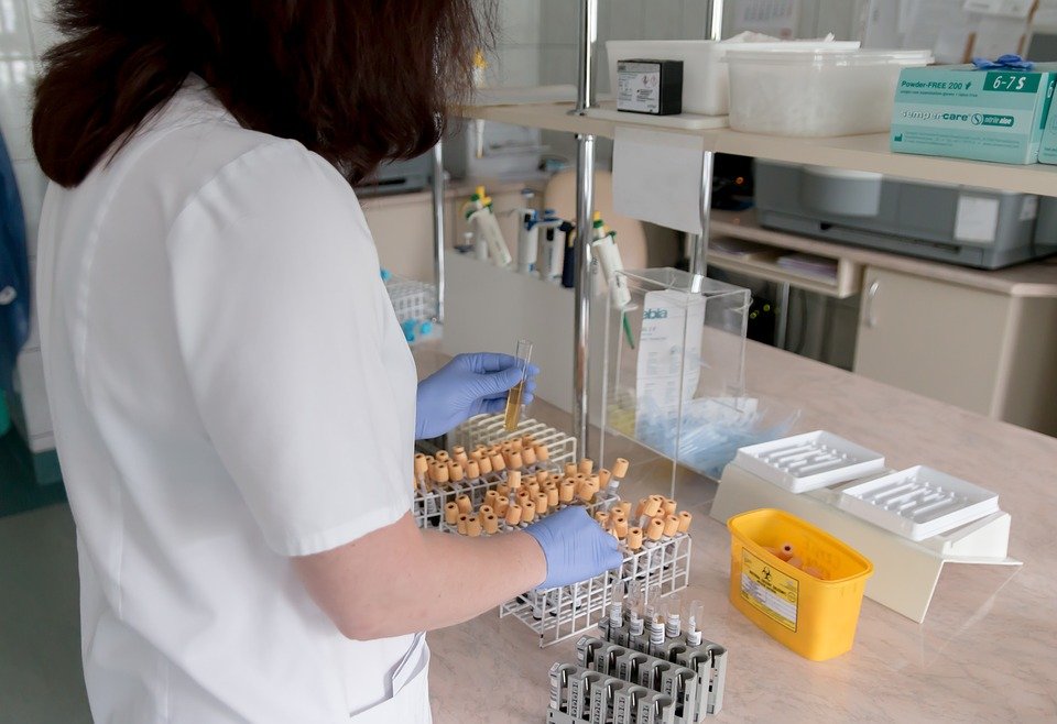 Une femme dans une laboratoire d'analyse | Photo : Pixabay