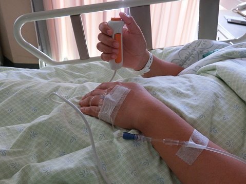 Patient in hospital bed with IV in arm | Photo: Getty Images