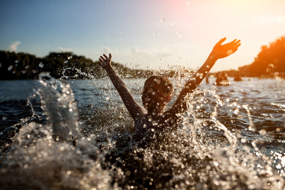 Kleines Kind spielt im Wasser. | Quelle: Shutterstock