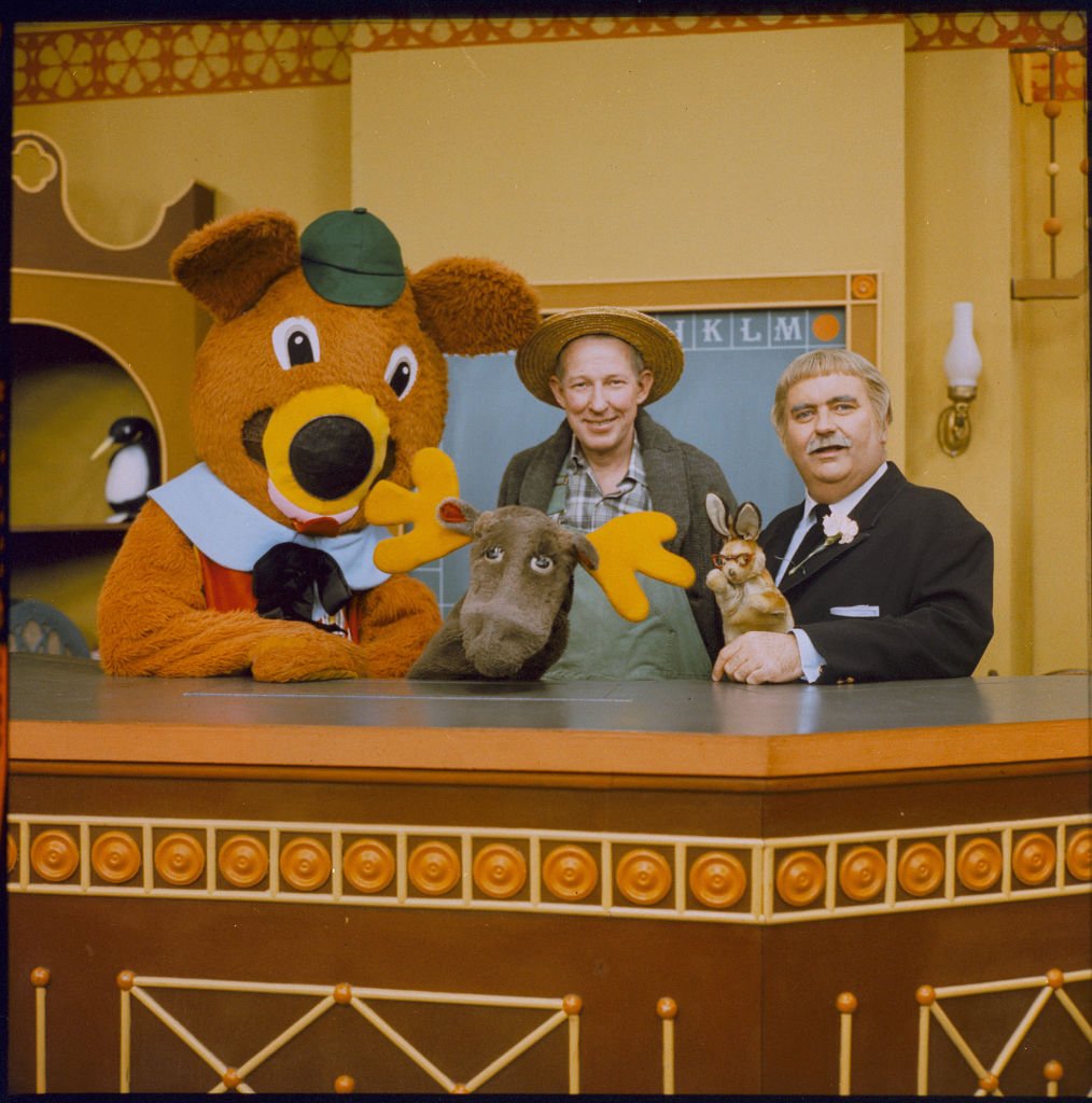  Robert (Bob) Keeshan (R) poses with the cast of his TV series 'Captaon Kangaroo,' circa 1967 | Photo: Getty Images